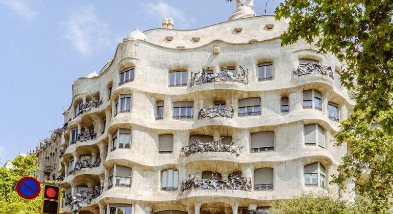 free-walking-tour-of-gaudis-barcelona-en-1