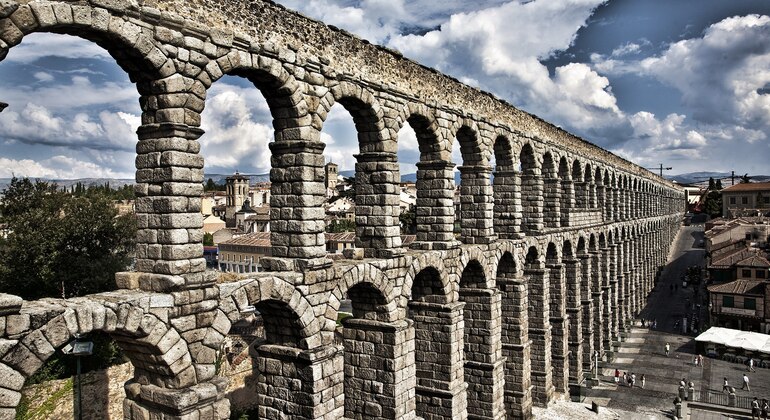 Segovia y El Escorial - Excursión de día completo desde Madrid Operado por SpainToursTravel