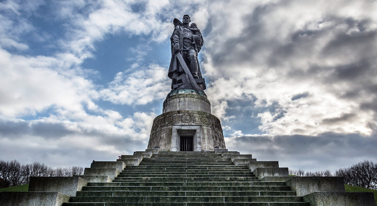 Tour gratuito della Berlino sovietica - Memoriale di guerra di Treptow Fornito da Mia
