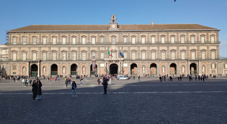Nápoles para contar: de la Plaza Municipio al Palacio Real Operado por Luciano