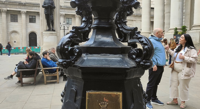 london-historical-sightseeing-walking-tour-the-bull-the-dragon-es-11