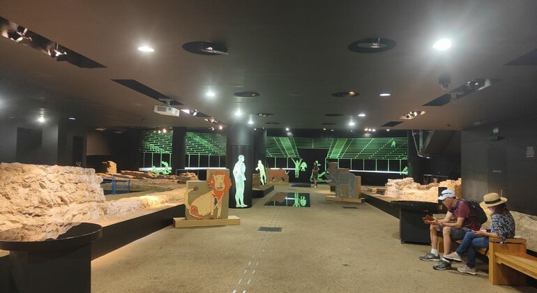 london-historical-sightseeing-walking-tour-the-bull-the-dragon-es-13