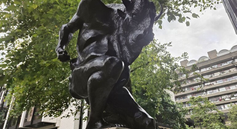 london-historical-sightseeing-walking-tour-the-bull-the-dragon-es-5