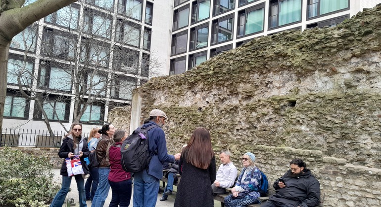 london-historical-sightseeing-walking-tour-the-bull-the-dragon-es-7