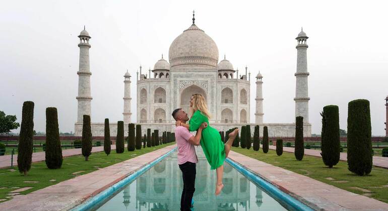 Tour dell'alba del Taj Mahal con salto della linea in giornata da Delhi Fornito da Taj Heritage Solution