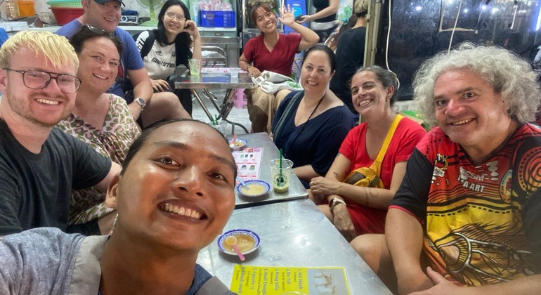 Excursão gastronómica gratuita "Bites of Saigon Organizado por Momo Travel