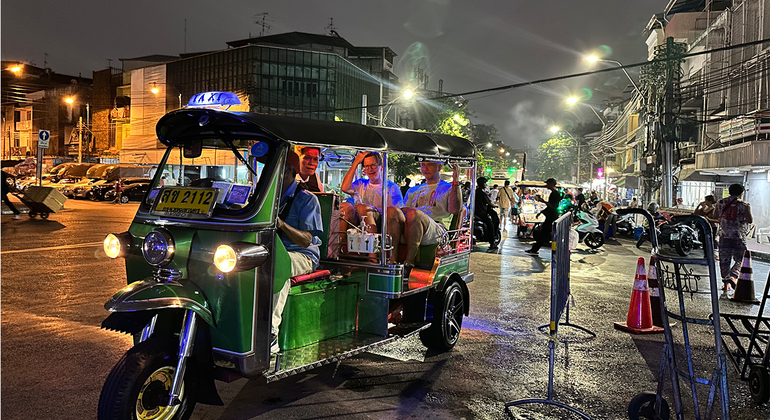 Bangkok Nacht-Tour: Essen, Tempel & Tuk-Tuk Bereitgestellt von Just Xplore