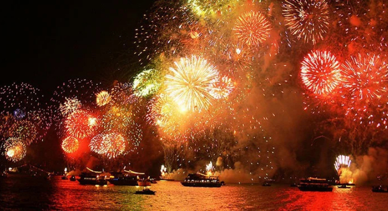 Excursão para a festa de Ano Novo de Istambul no Bósforo Organizado por GRAND TOUR LINE