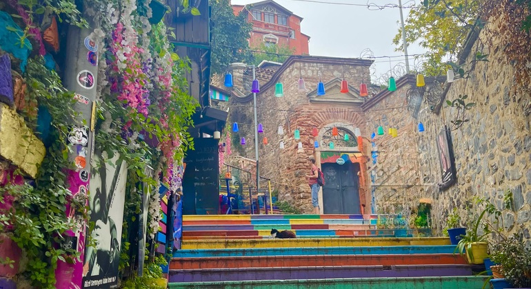 Free Tour Instanbul: Balat y Fener, Minorías y Casa De Colores Operado por Holaestambultours