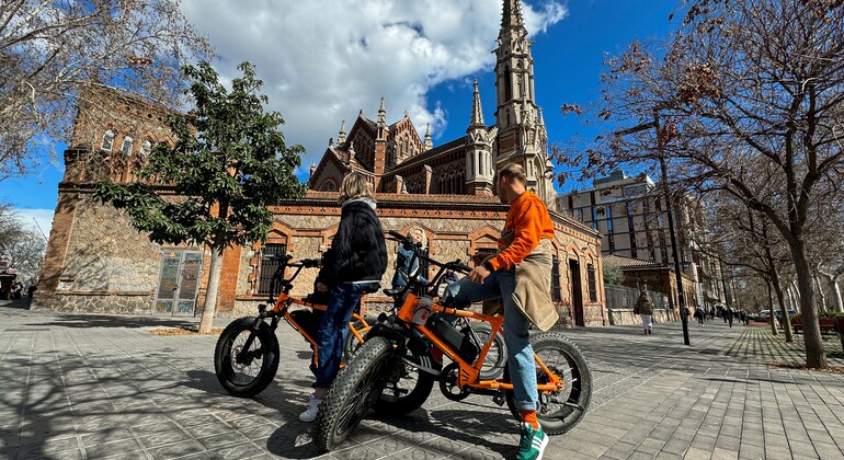 Barcelone : Visite guidée de Gaudi à vélo, E-Bike ou E-Scooter Fournie par ORANGE FOX SAS