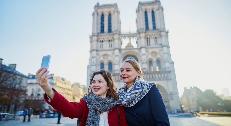 París: Tour a pie por Notre Dame y el París histórico  Operado por Danis Tour