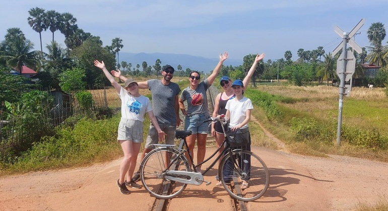 Jason recorre Kampot en bicicleta, Cambodia