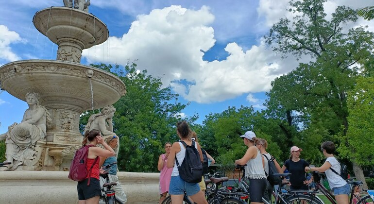 Wheels & Meals Passeio de Bicicleta em Budapeste com uma Refeição de Goulash Organizado por Budapest Bike Breeze