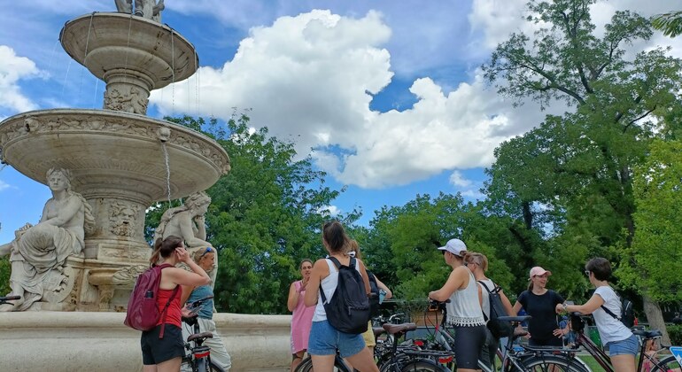 Wheels & Meals Budapest Bike Tour avec un repas Goulash Fournie par Budapest Bike Breeze