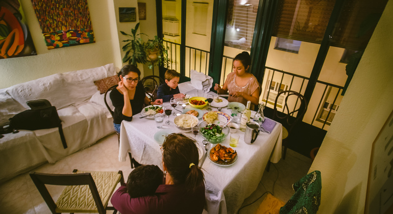 Essen Sie zu Hause: Dinner-Erlebnis mit einem Einheimischen in Sevilla Bereitgestellt von Not Just a Tourist