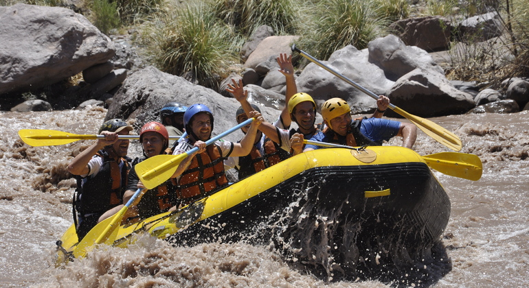 Rafting-Abenteuer auf den Stromschnellen des Mendoza-Flusses Bereitgestellt von Rio Aventura