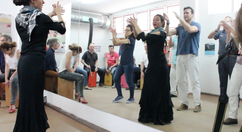 Clase de baile flamenco con espectáculo en Sevilla