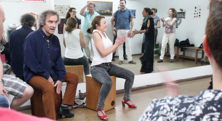 Flamenco-Trommelbox-Workshop in Sevilla Bereitgestellt von Not Just a Tourist