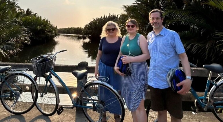 FREETOUR.com — Excursion à vélo au coucher du soleil à Hoi An Excursion à vélo au coucher du soleil à Hoi An Fournie par Local Impressions