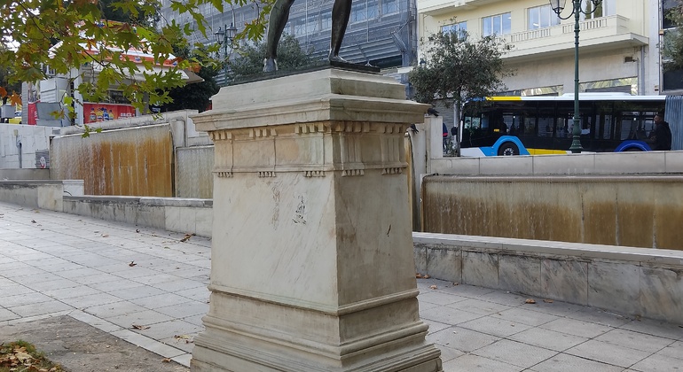 the-statues-tour-of-athens-en-8