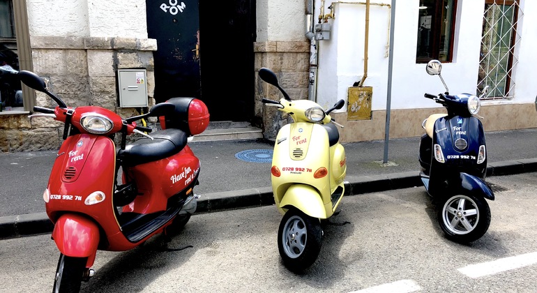 Alquiler de scooter Vespa por 4 horas en Cluj, Romania