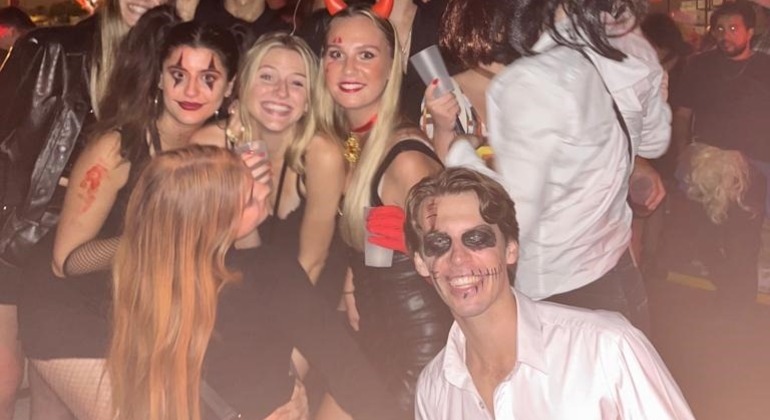 Halloween Pub Crawl en Oporto: 7 bebidas, juegos y entrada VIP al club Portugal &mdash; #5