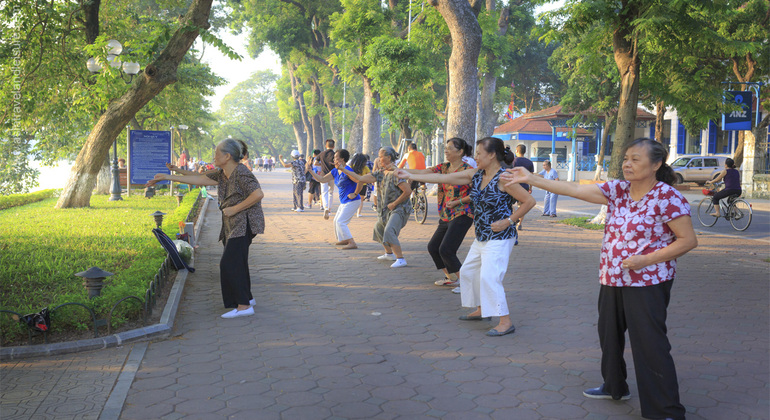free-half-day-tour-of-hanoi-train-street-es-2
