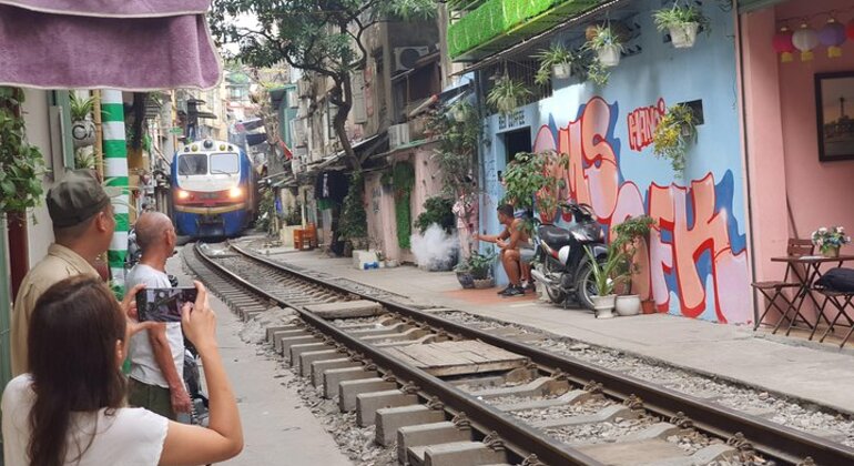 free-half-day-tour-of-hanoi-train-street-es-3