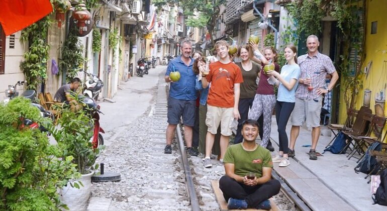 free-half-day-tour-of-hanoi-train-street-es-5