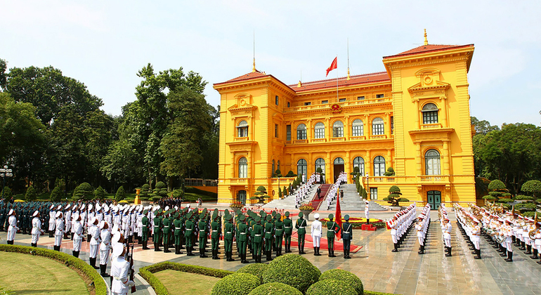 free-half-day-tour-of-hanoi-train-street-es-8