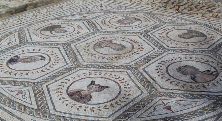 tour-arqueologico-por-italica-es-3