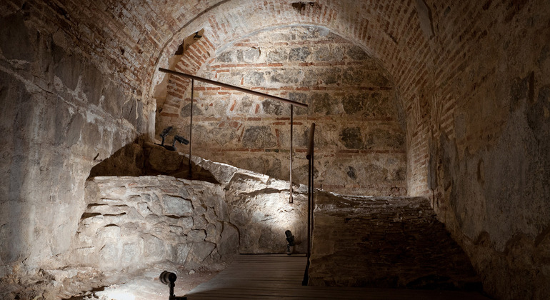 Underground-Toledo:-night-tour-visiting-Thermae-8