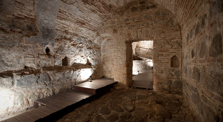 Underground-Toledo:-night-tour-visiting-Thermae-9