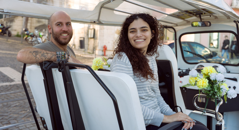 Passeio de TukTuk pela Cidade Velha de Lisboa Portugal &mdash; #11