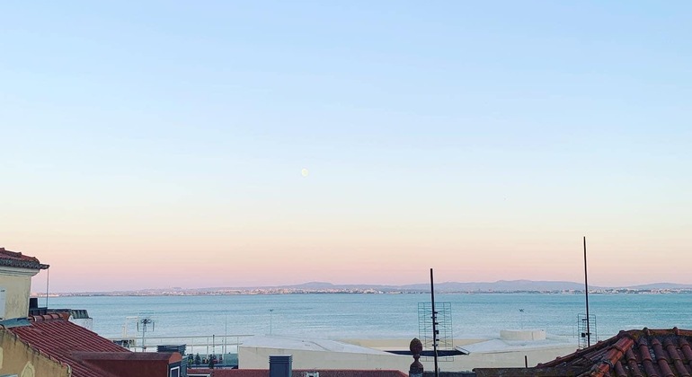 lisbon-by-night-free-walking-tour-es-2