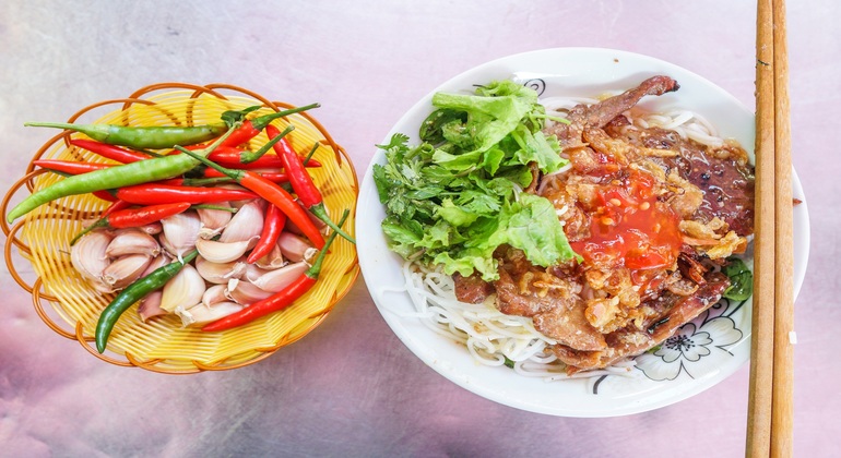 Explorador de la gastronomía local de Da Nang en moto con Aodai Rider, Vietnam