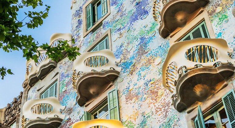 modernismo-catalan-manzana-sagrada-familia-en-3