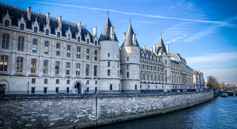 ile-de-la-cite-notre-dame-walking-tour-en-5