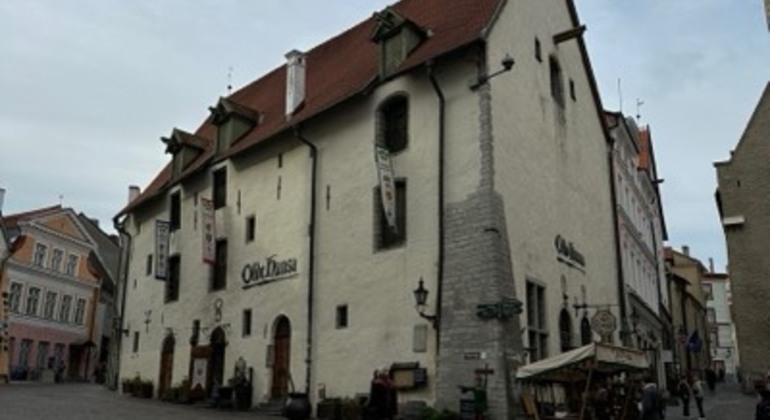 explore-medieval-tallinn-merchant-house-architecture-es-2