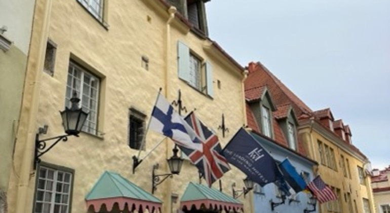 explore-medieval-tallinn-merchant-house-architecture-es-3