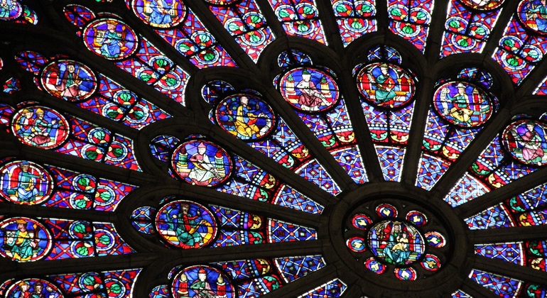 notre-dame-free-tour-tragedies-triumphs-es-2