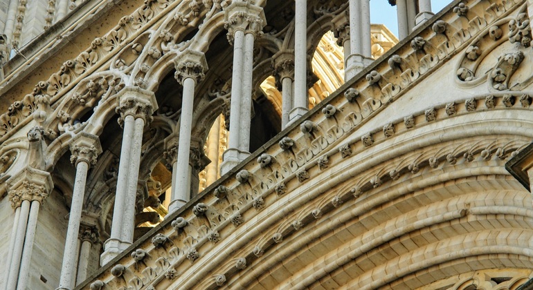 notre-dame-free-tour-tragedies-triumphs-es-3