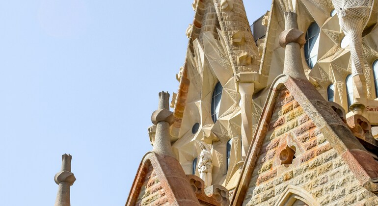 gaudis-secrets-sagrada-familia-exterior-tour-es-1