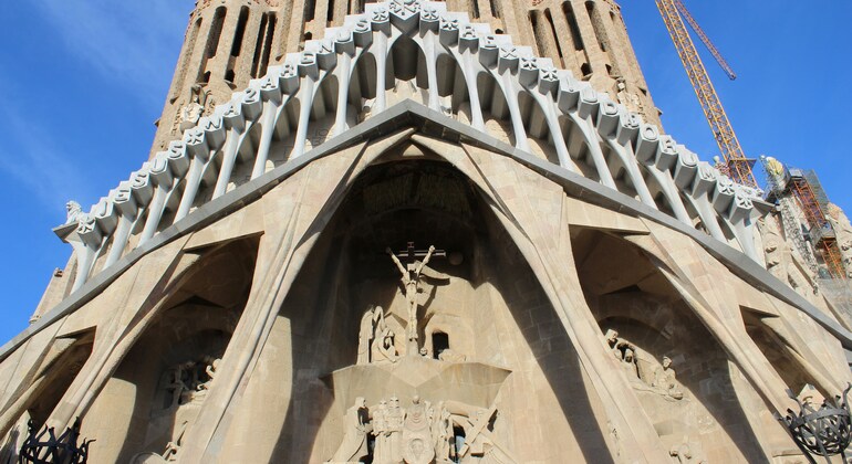 gaudis-secrets-sagrada-familia-exterior-tour-es-4