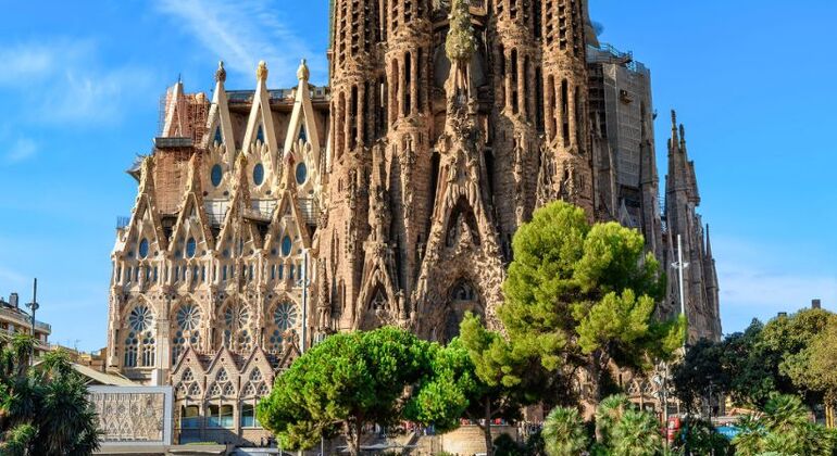 gaudis-secrets-sagrada-familia-exterior-tour-es-8