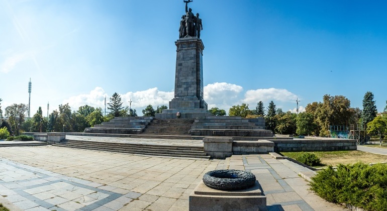 Visite privée à pied de l'histoire du communisme Fournie par City tour