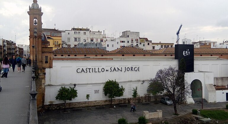 free-walking-tour-around-triana-crossing-the-river-es-1