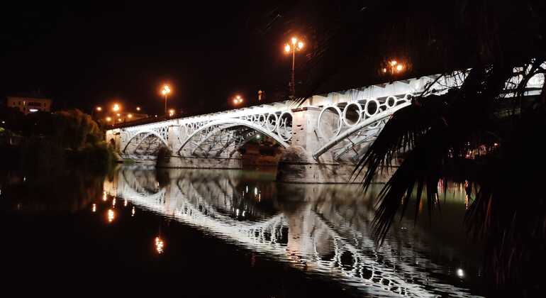 free-walking-tour-around-triana-crossing-the-river-es-4