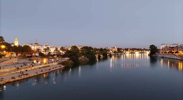 free-walking-tour-around-triana-crossing-the-river-es-10