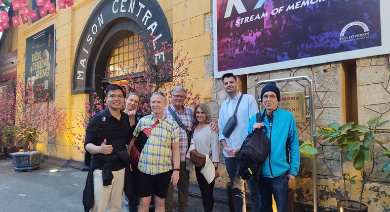 Tour gratuito dell'Hanoi Hilton e della Piccola Parigi  Fornito da Big Feet Roam The World Adventures